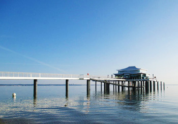 Seeschlößchenbrücke mit Teehaus, Timmendorfer Strand © Frank Horn