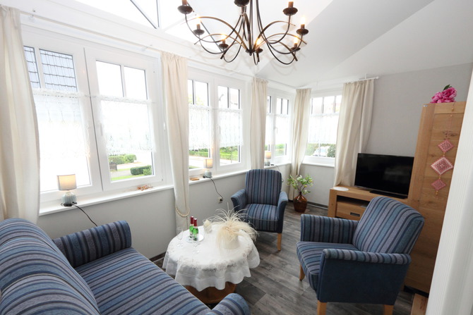 Ferienwohnung in K&uuml;hlungsborn - Ferienhaus zum Strand - helle charmante Veranda