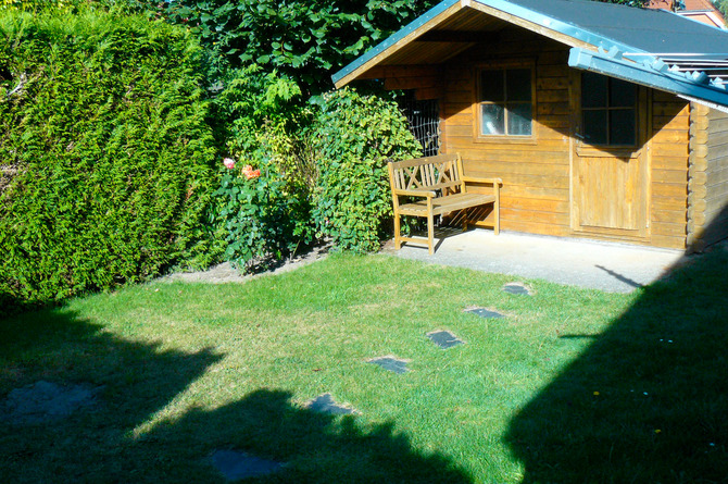 Ferienwohnung in Diedrichshagen - Krüger - Rasen zum Sonnen und Grillen mit Blockhaus