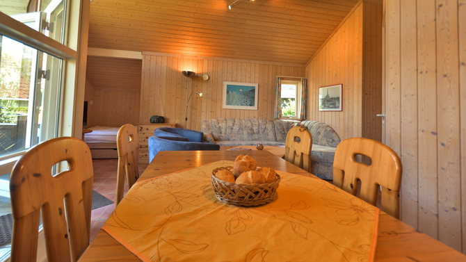Ferienhaus in Pelzerhaken - Am Waldrand Haus D - Esstisch f&uuml;r sechs Personen