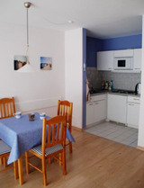 Ferienwohnung in Kellenhusen - Haus Sommerland OG 2 - Esstisch im Hintergrund die K&uuml;che
