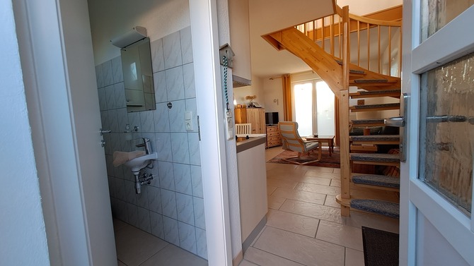 Ferienhaus in Kühlungsborn - Schlehdornhaus - Blick in den Wohnraum mit Gäste-WC