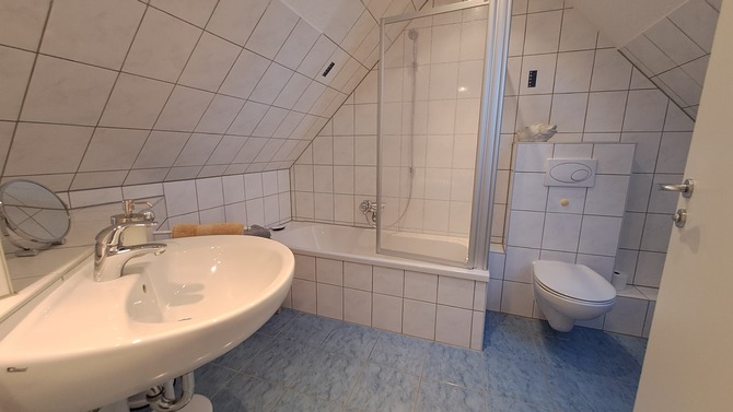 Ferienhaus in Kühlungsborn - Schlehdornhaus - Bad mit abgesenkter Duschwanne